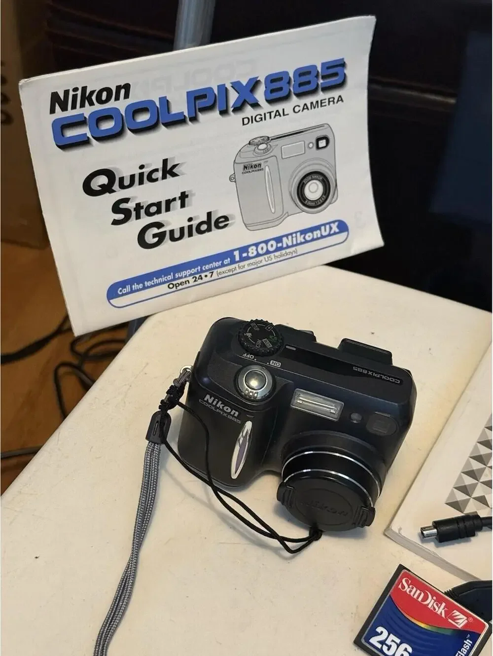 VTG Nikon Coolpix 885 Digital Camera With CF Memory Card ,W/manuals , ( Read)